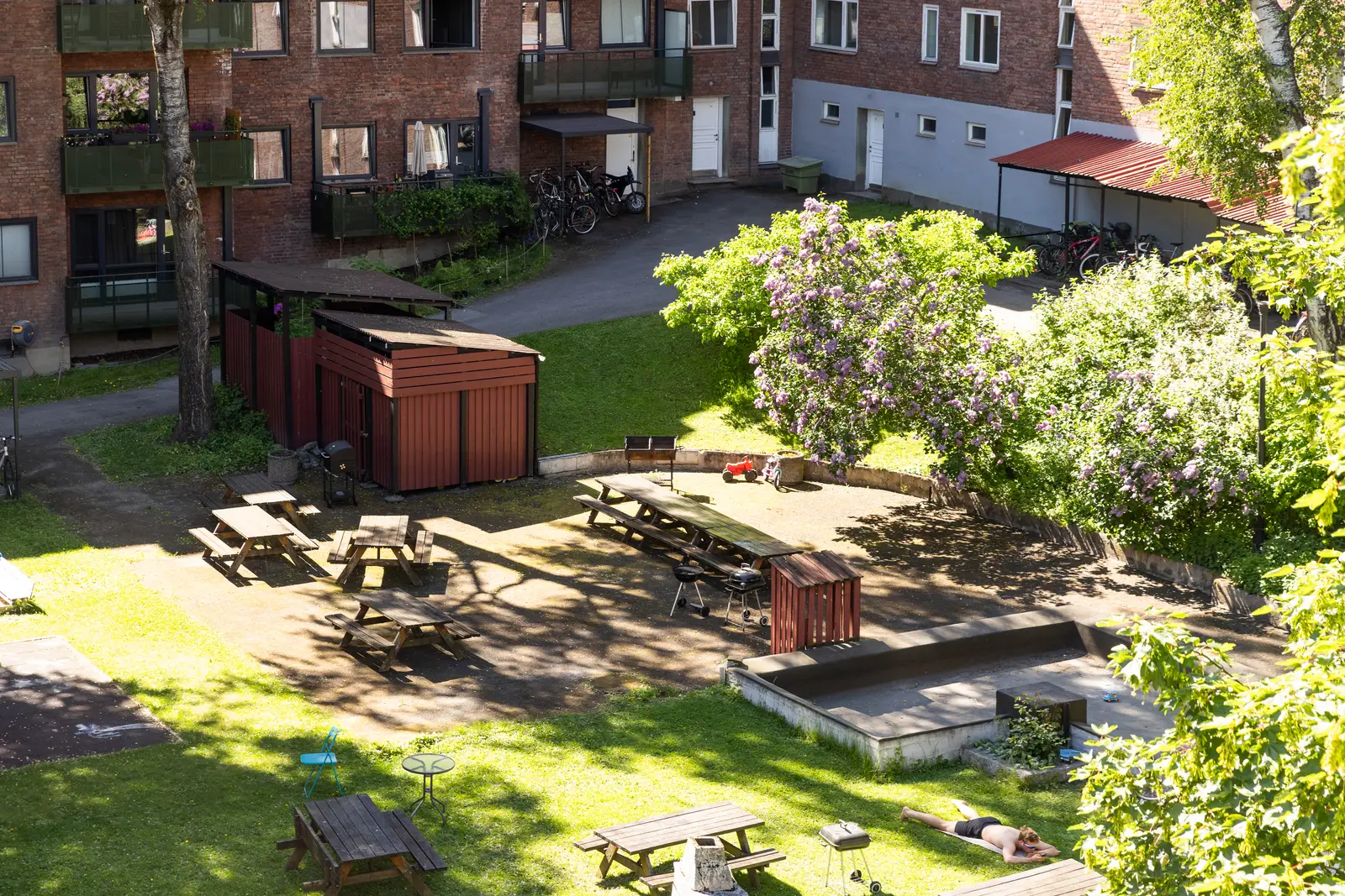 - Hyggelig utsyn mot bakgården -