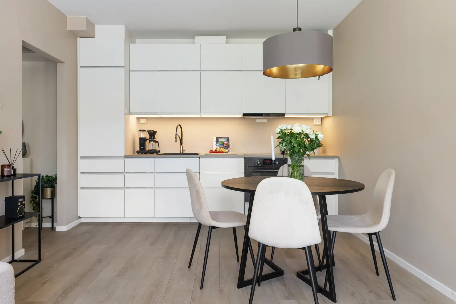 - Det er god plass til spisebord -