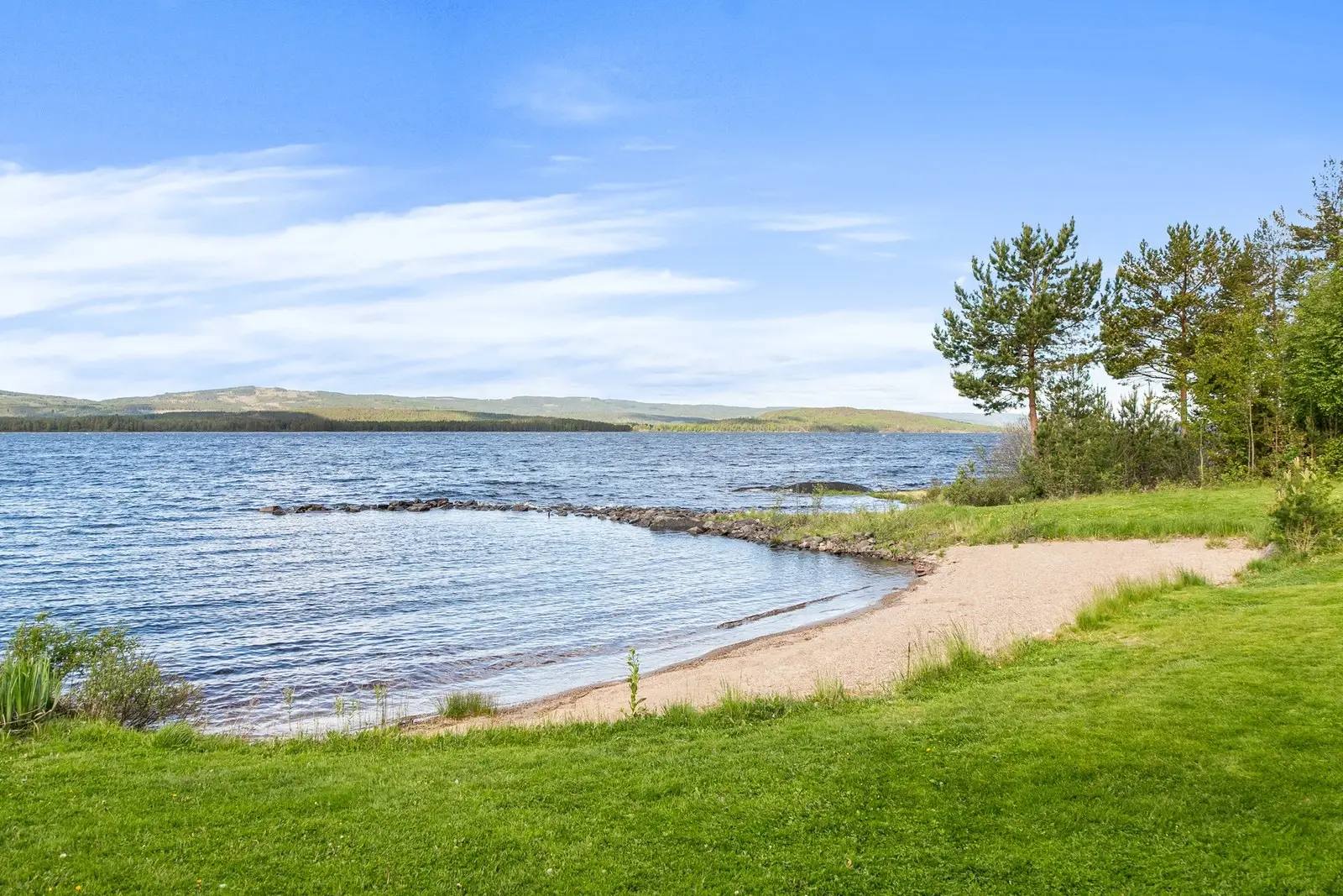 Eiendommen har en egen privat sandstrand og molo!