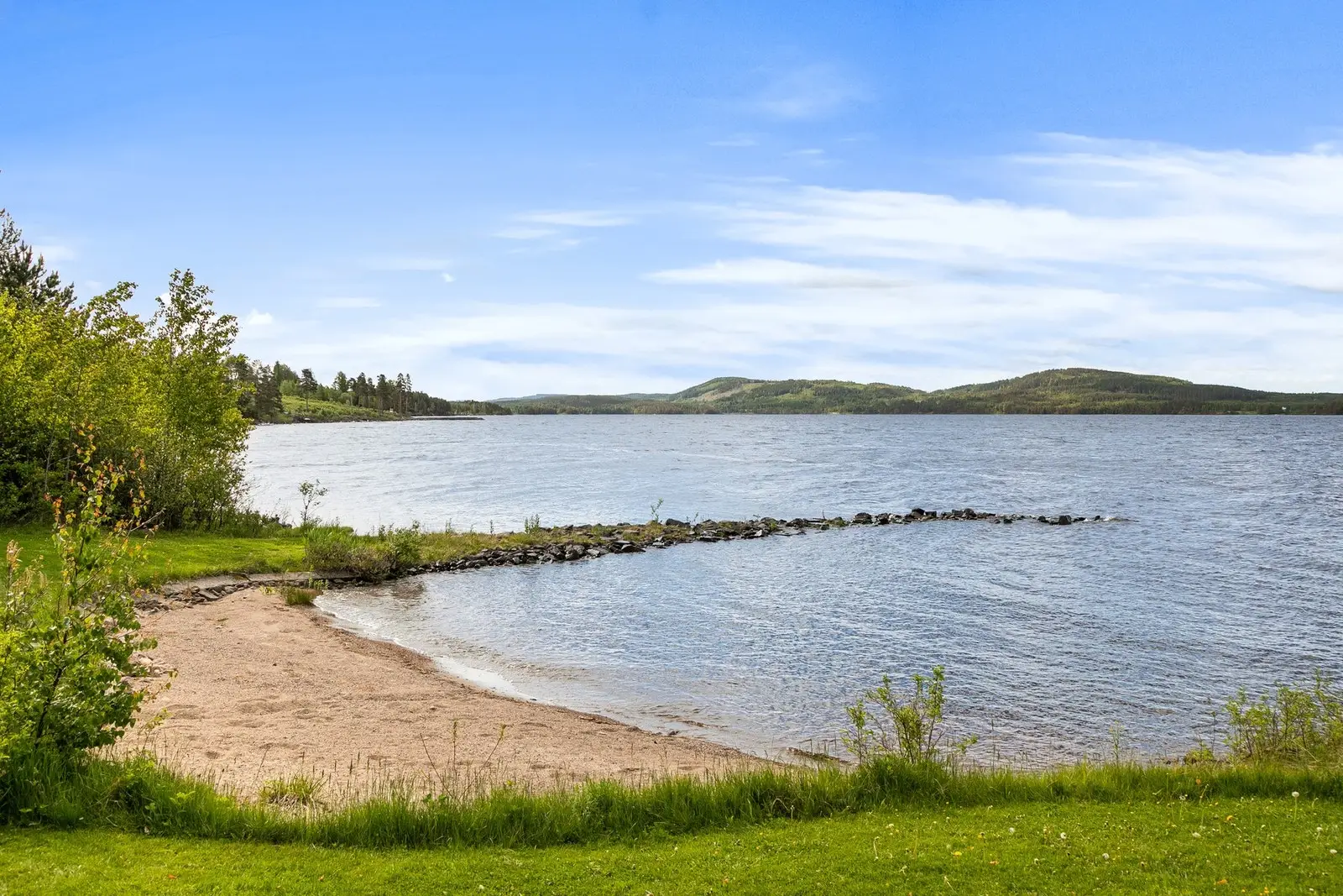 Her kan man nyte strandidyll på egen sandstrand, rett utenfor stuevinduet!