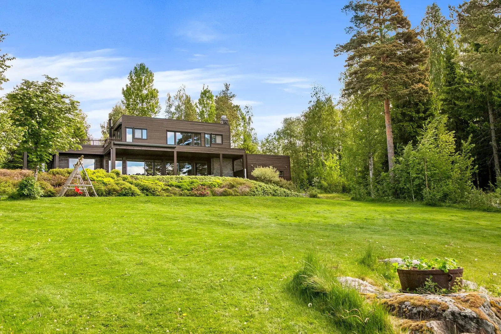 Den unike vestvendte tomten er smykket med en storslått og moderne funkisvilla fra 2017 som pryder på toppen av tomten.