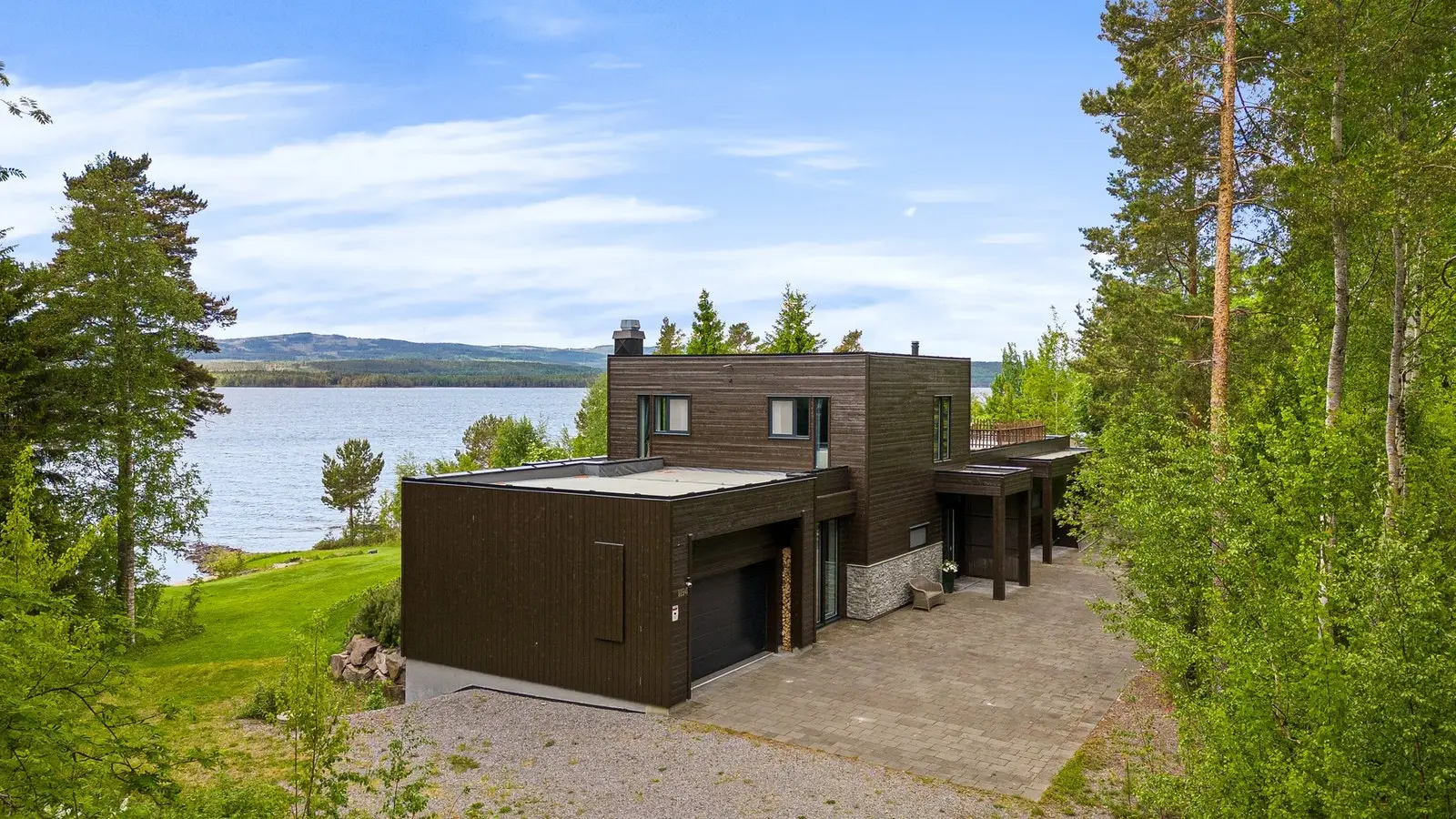 Boligens arkitektur og utforming er som hånd i hanske med tomten og sjøutsikten.