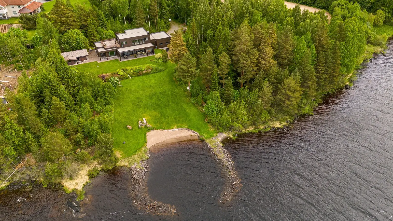 Dronefoto av den 9 mål store tomten.