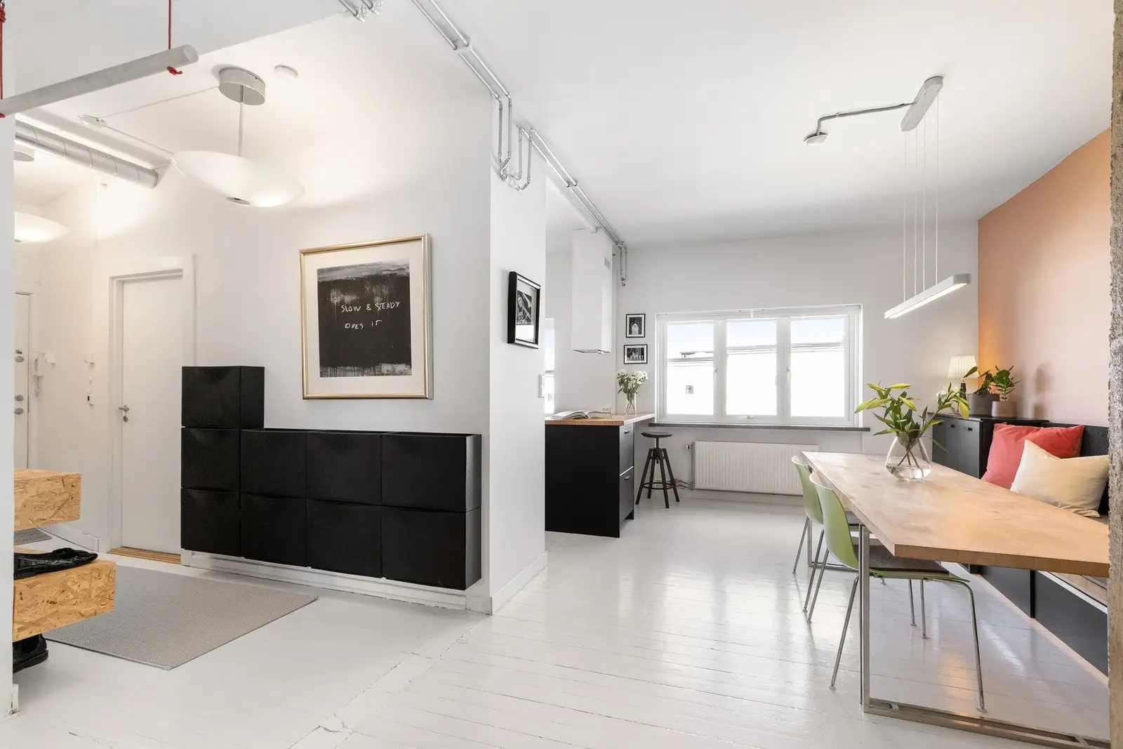 Stort oppholdsrom med plass til sofaseksjon, spisebord og annet.