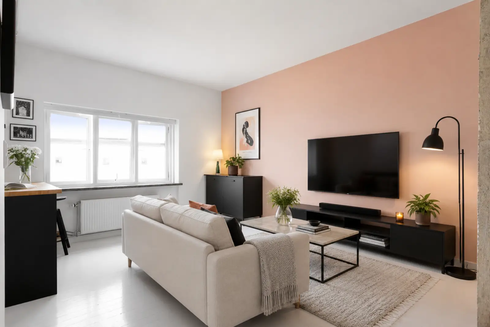 AI bilde av stuen innredet med sofaseksjon, mediemøblement og vegghengt tv.