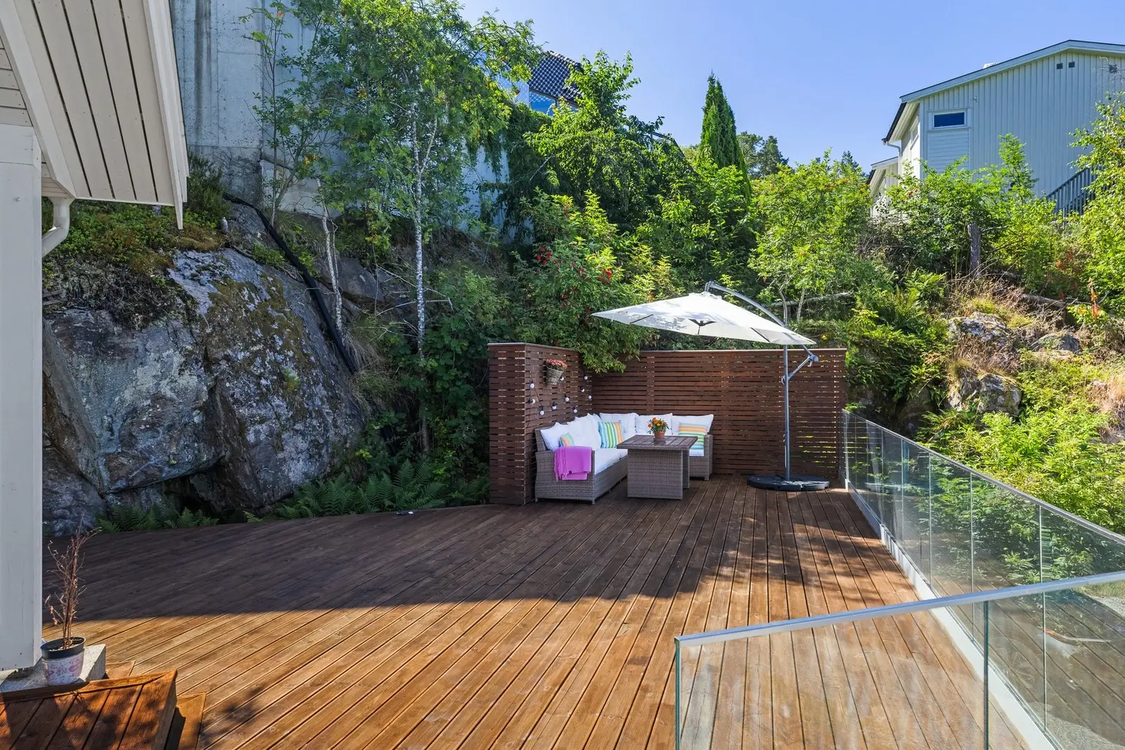 Boligen har en stor terrasse hvor man har sol det meste av dagen. Terrassen er større enn den er byggemeldt.