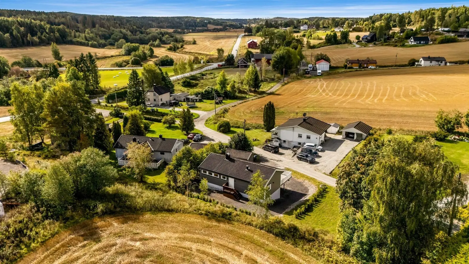 Elvestadveien 769 har en meget attraktiv, landlig og barnevennlig beliggenhet.