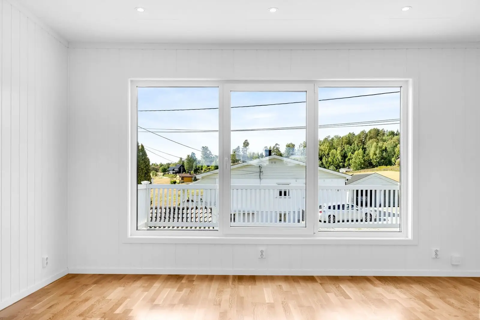 Stuen er av meget god størrelse, med plass til flere ulike soner for både egentid og sosialt samvær.