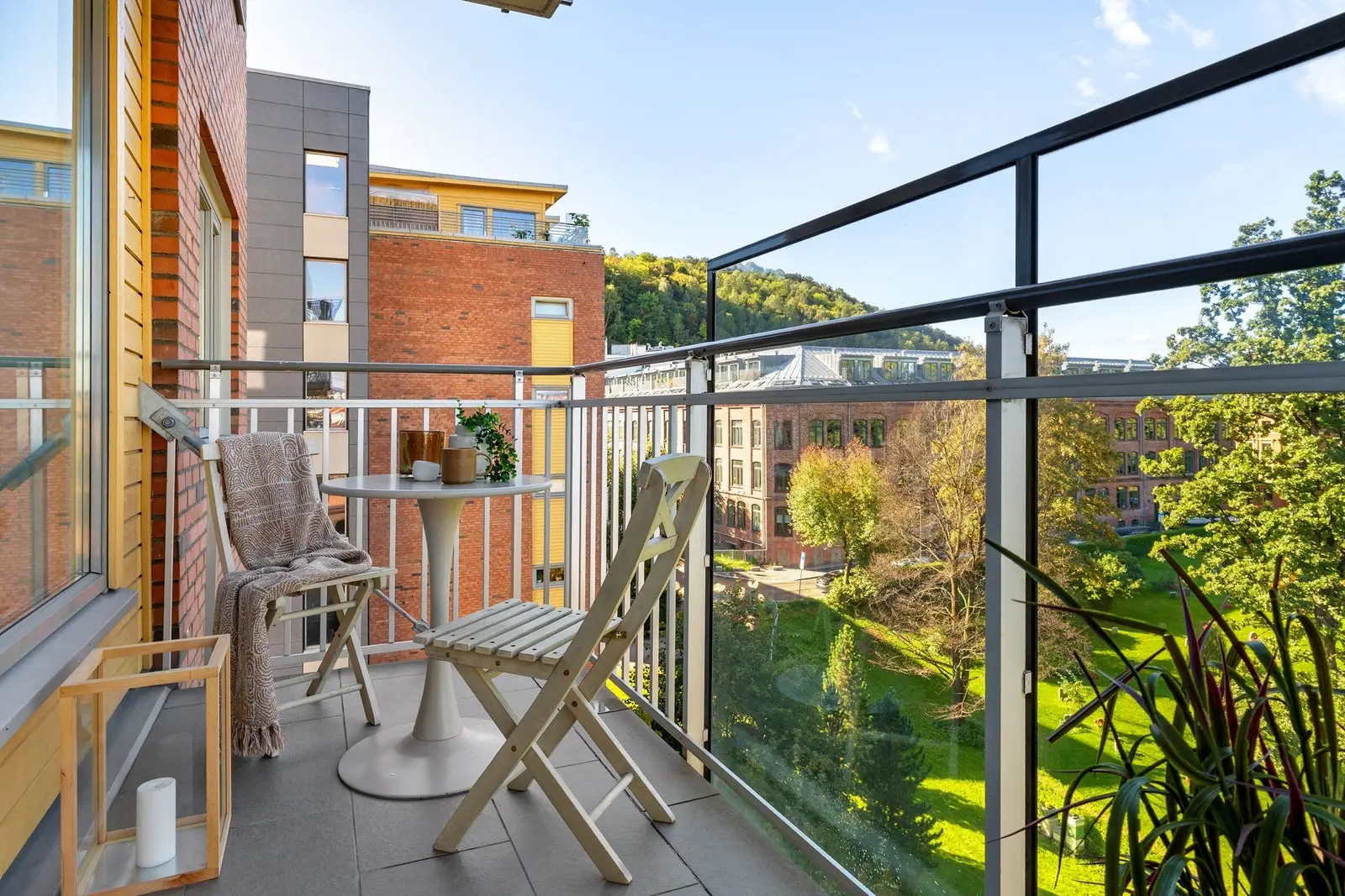 Fra stuen har du direkte tilgang til vestvendt balkong på ca. 5 m² med meget gode solforhold.