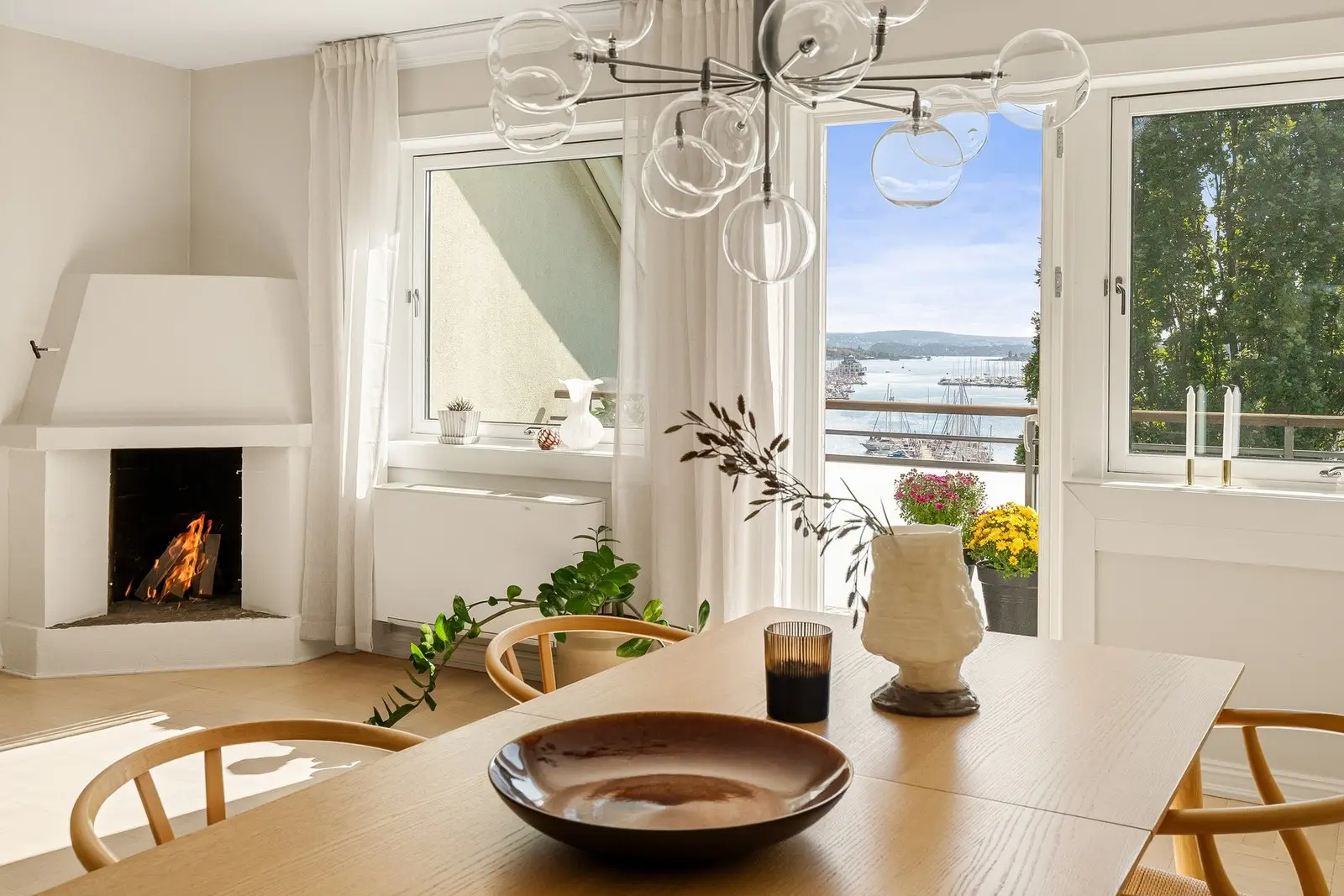 Svært lekker og betydelig påkostet 3-roms front-/toppleilighet med solrik sydvendt balkong.