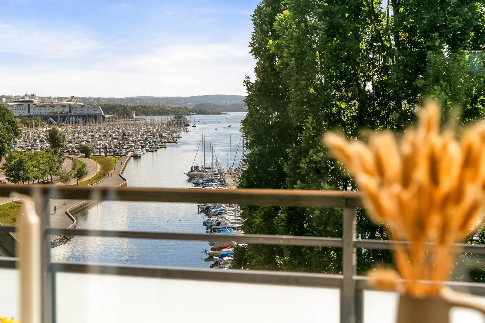 Fra stuen kan du tre ut på solrik, sydvendt balkong på 8 m².