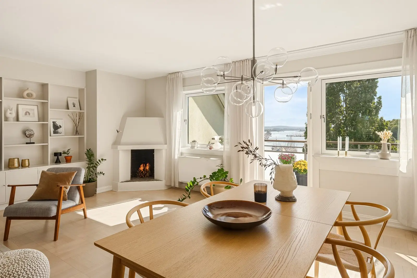 Lys og luftig stue med store vindusflater som gir rikelig med naturlig lys, en herlig romfølelse, samt nydelig skyline og fjordutsikt.