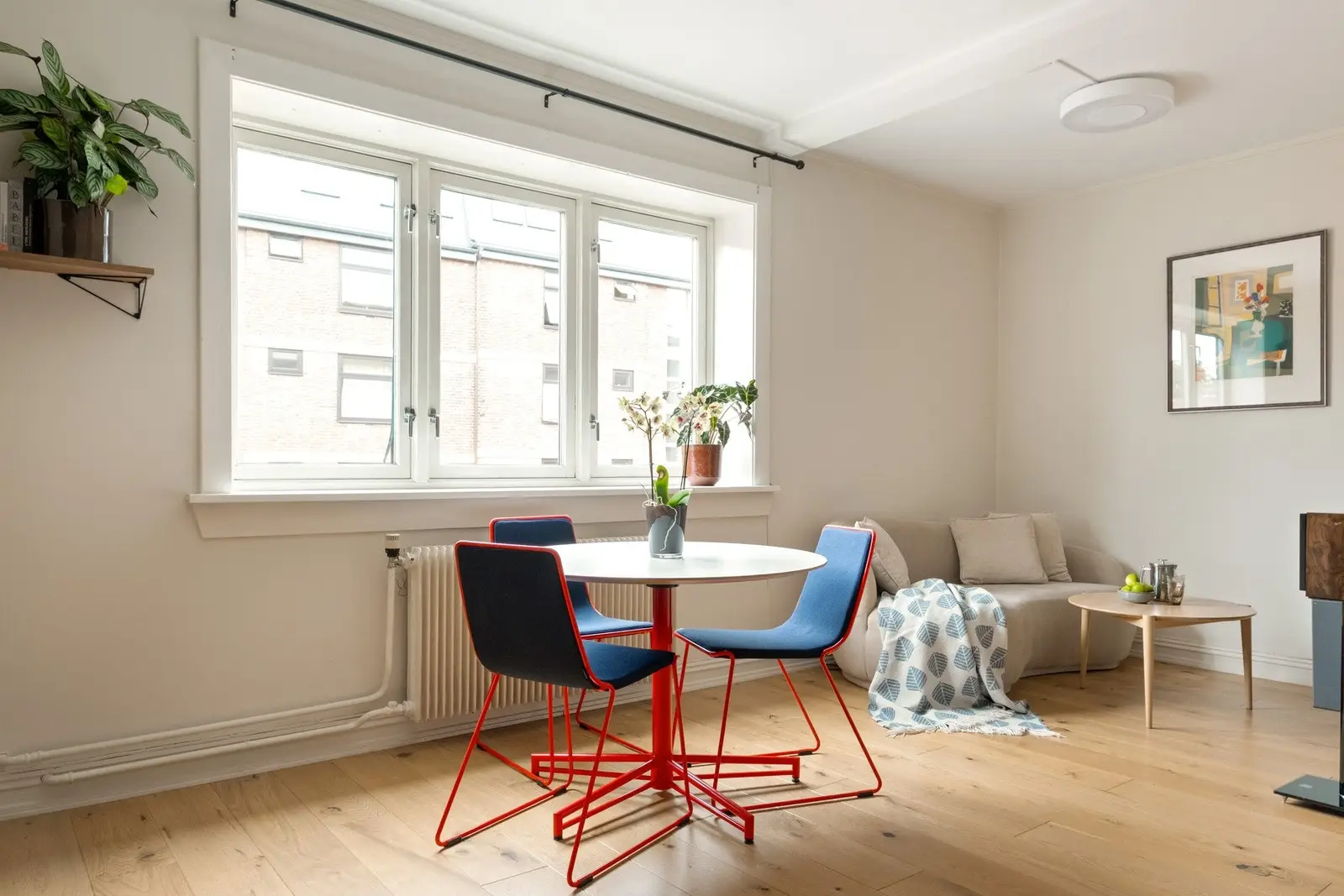 Stuen gir god plass til en fin sofagruppe, mediemøblement, spisestue og annet ønskelig møblement.