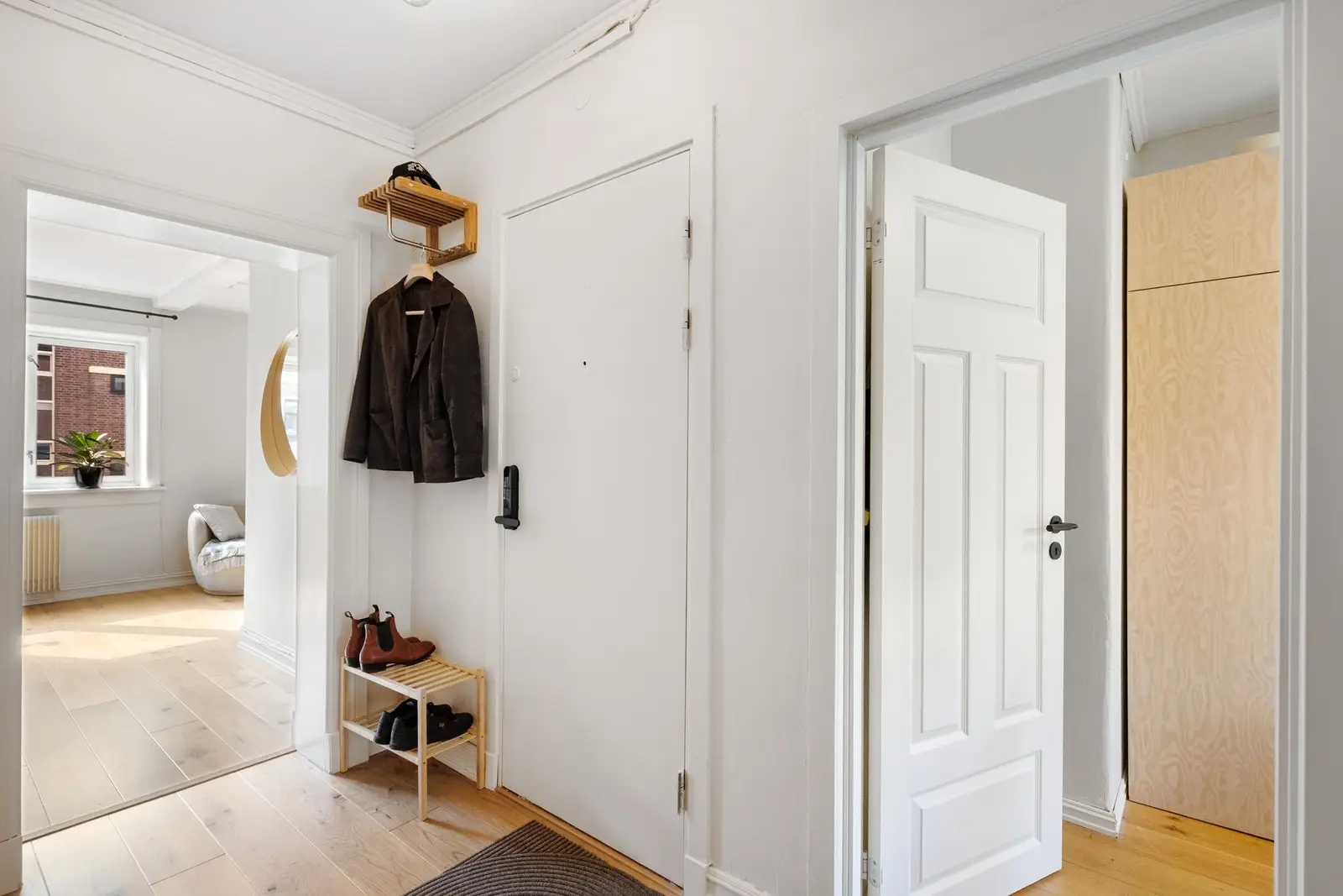 Innbydende entré med plass for yttertøy og sko.