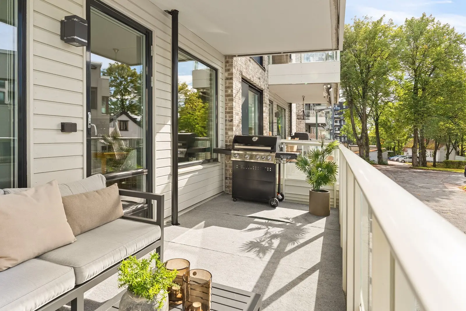 Fra stuen kan du tre ut på sydvestvendt balkong på hele 11 m²