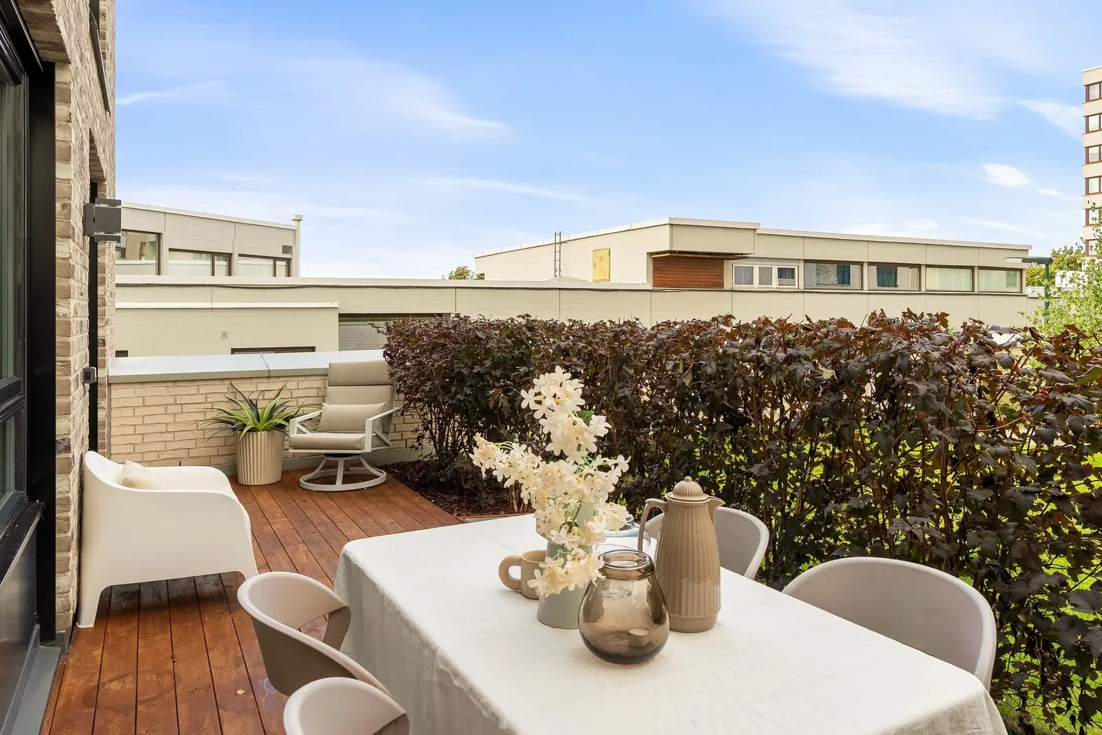 Fra stuen har du direkte tilgang til skjermet terrasse på hele 15 m².