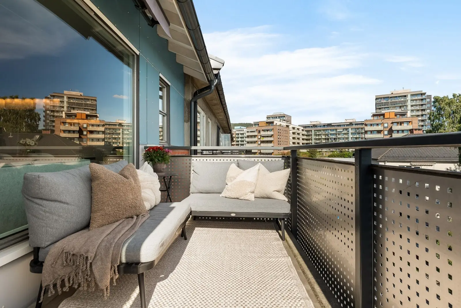 Fra stuen har du direkte tilgang til solrik balkong på ca. 7 m² med nydelige utsikt.