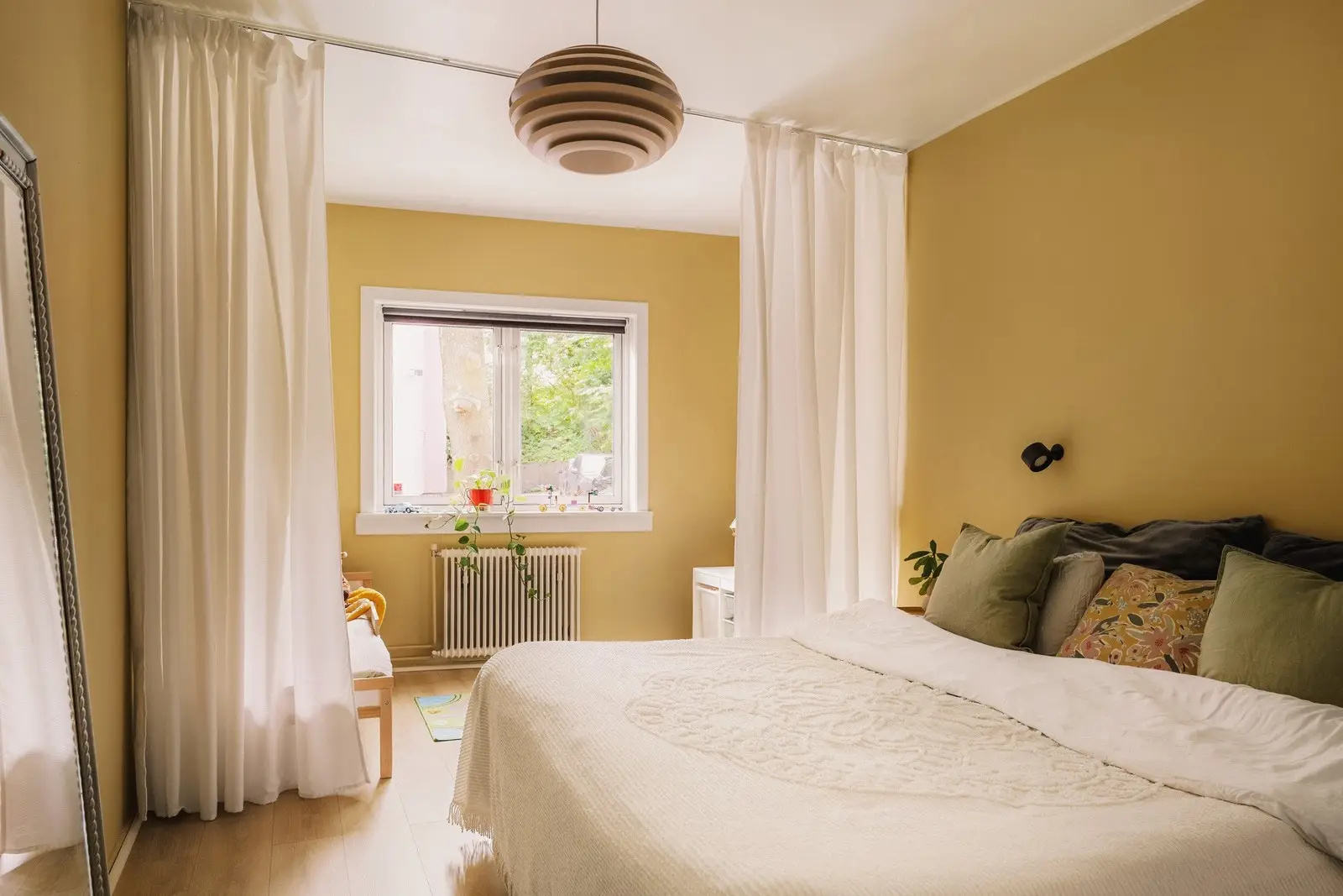 - Meget innbydende soverom med god plass til stor dobbeltseng -