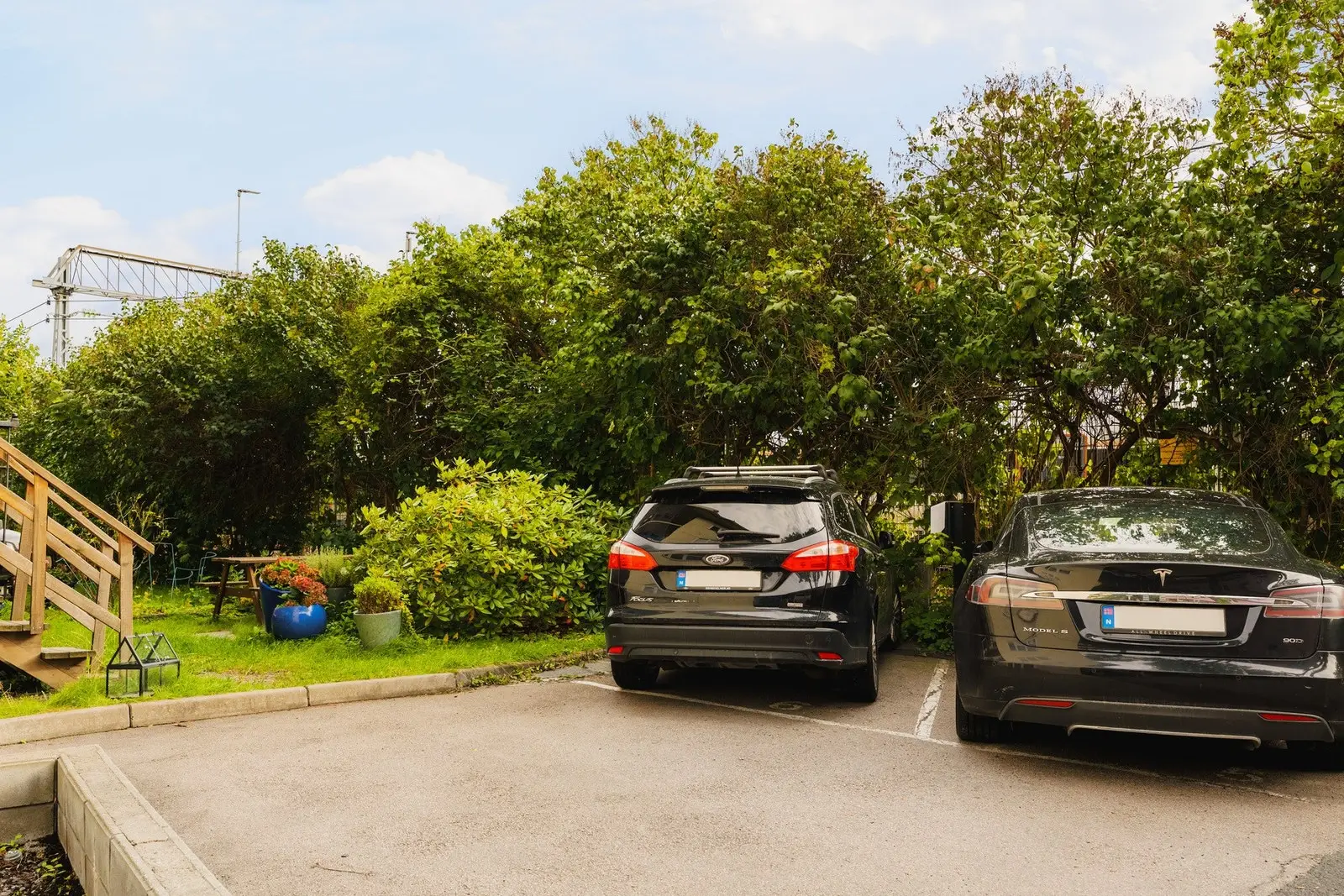 - Leiligheten har eksklusiv bruksrett til egen nummerert parkeringsplass. Plassen er nærmest hagen og har ladeboks -