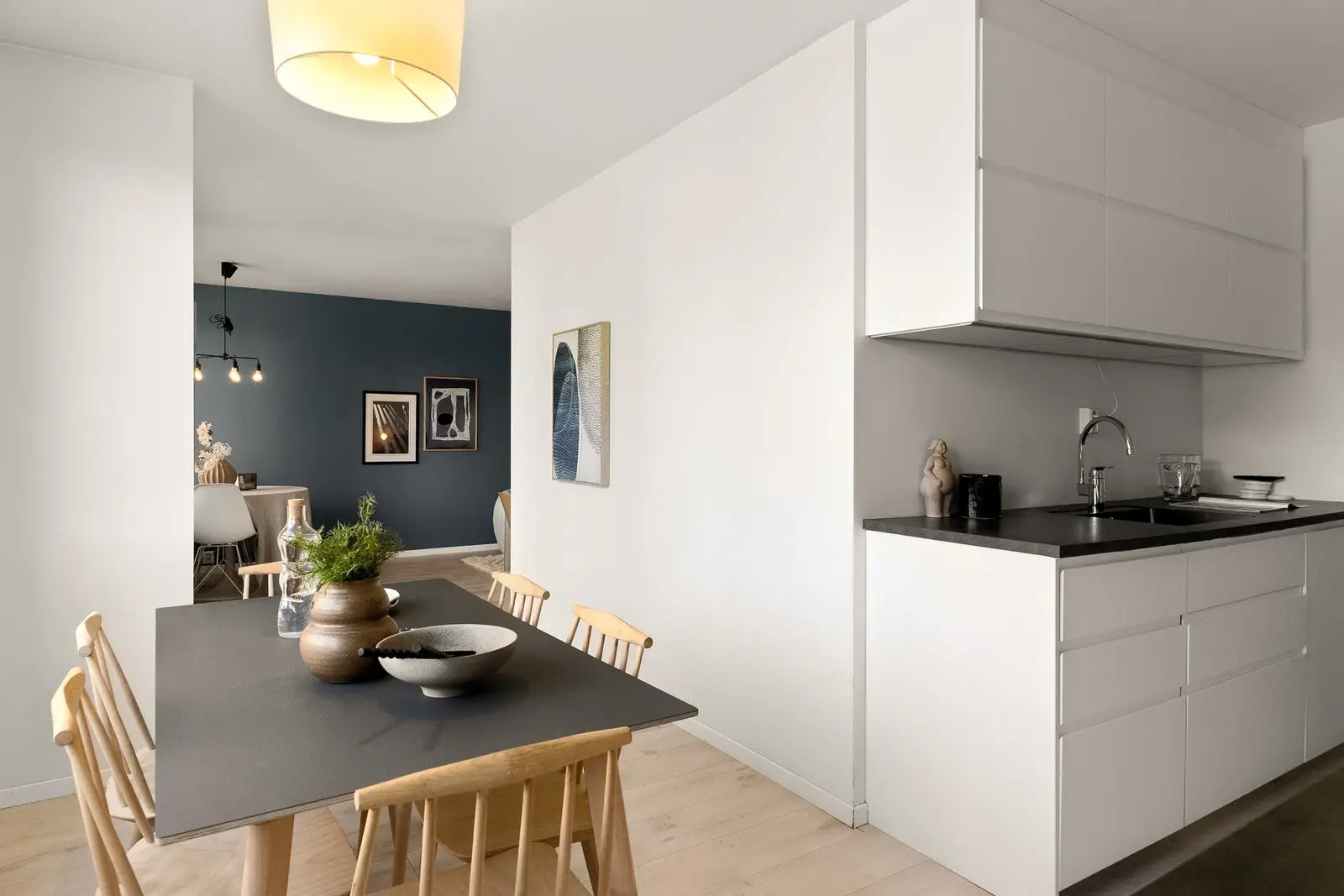 Kjøkkenet har stilren kjøkkeninnredning fra 2017, levert av leverandøren IKEA.