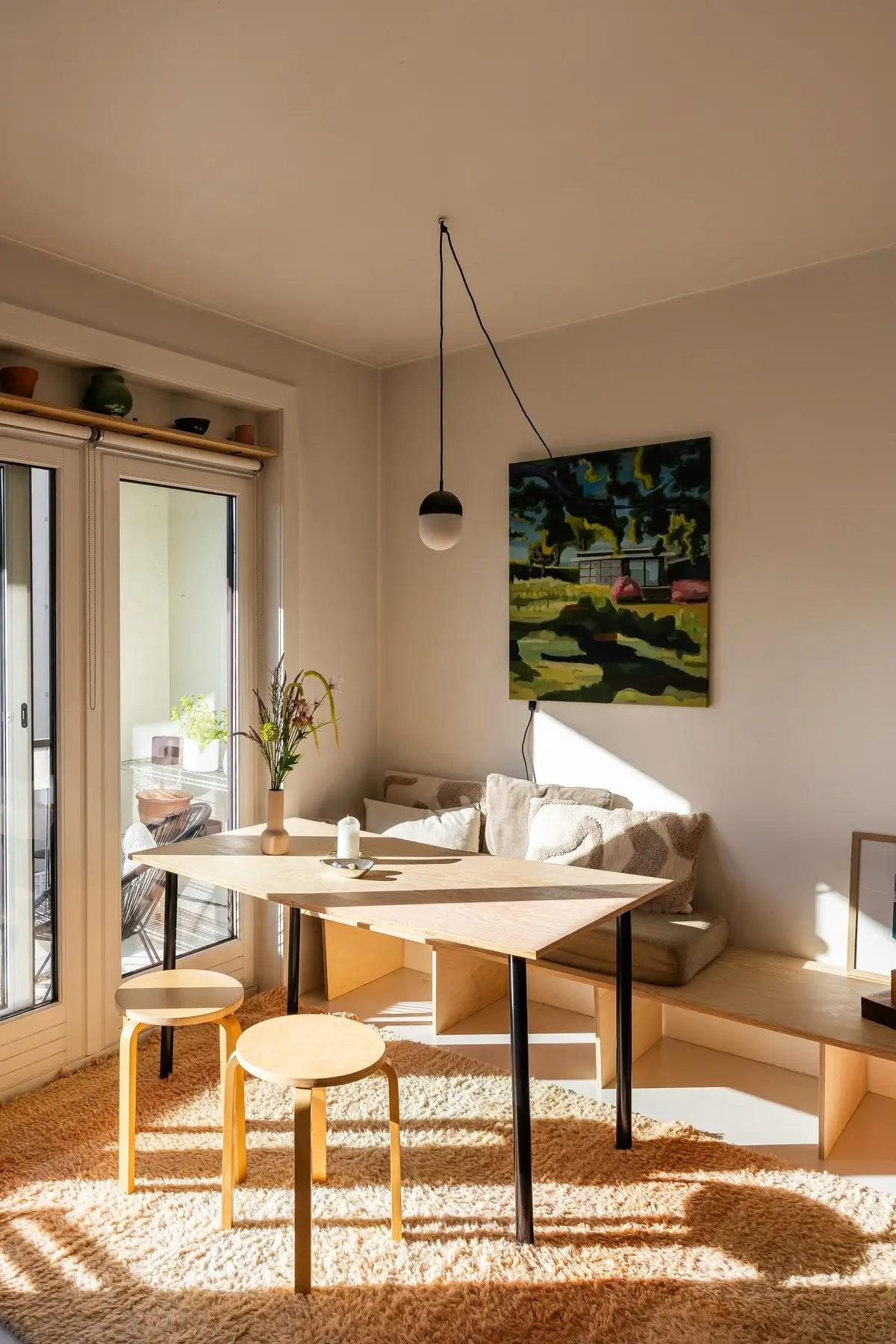Leiligheten utmerker seg med en optimal utnyttelse av solstråler og dagslys fra vest.