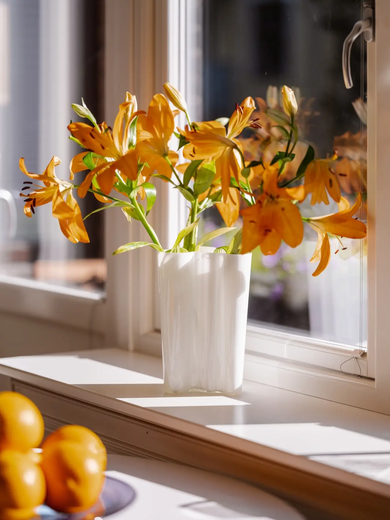 Leiligheten har flere klassiske elementer, blant annet dype vindusposter med plass til planter og dekorelementer.