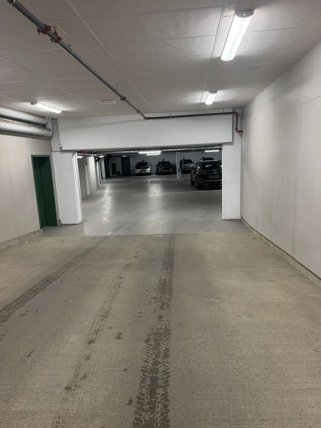 Garasjeanlegget har godt med plass og enkel adkomst.