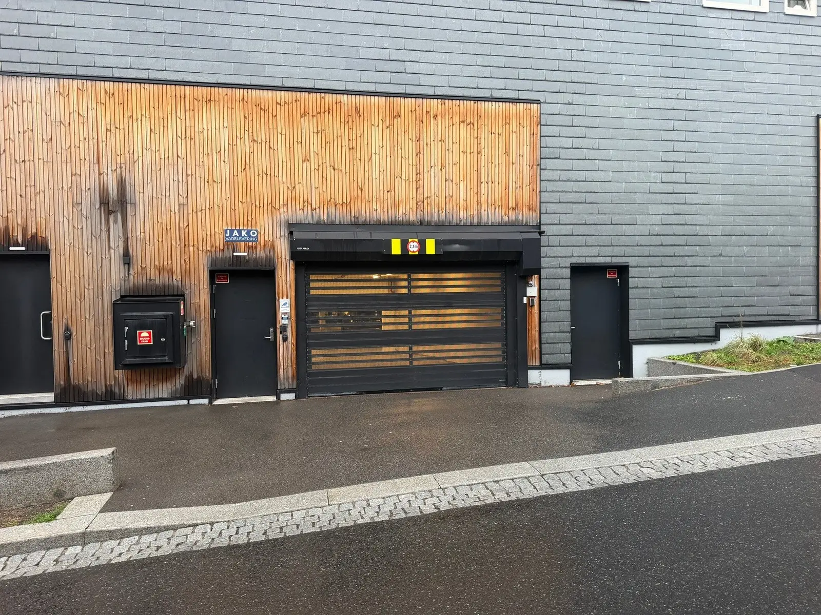 Innkjøring til anlegget er fra Hans Nordahls gate, mellom Hans Nordahls gate 14 og 16.
