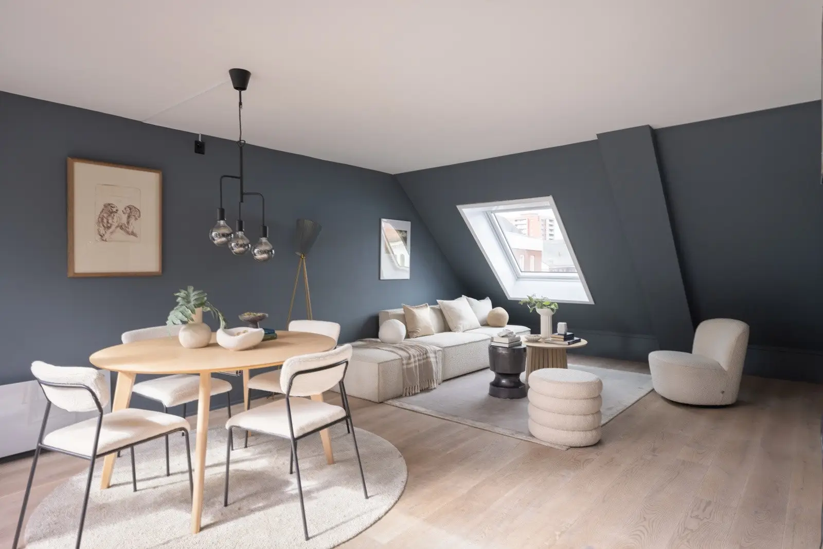 - Romslig og god stue med plass til sofaseksjon og spisebord -