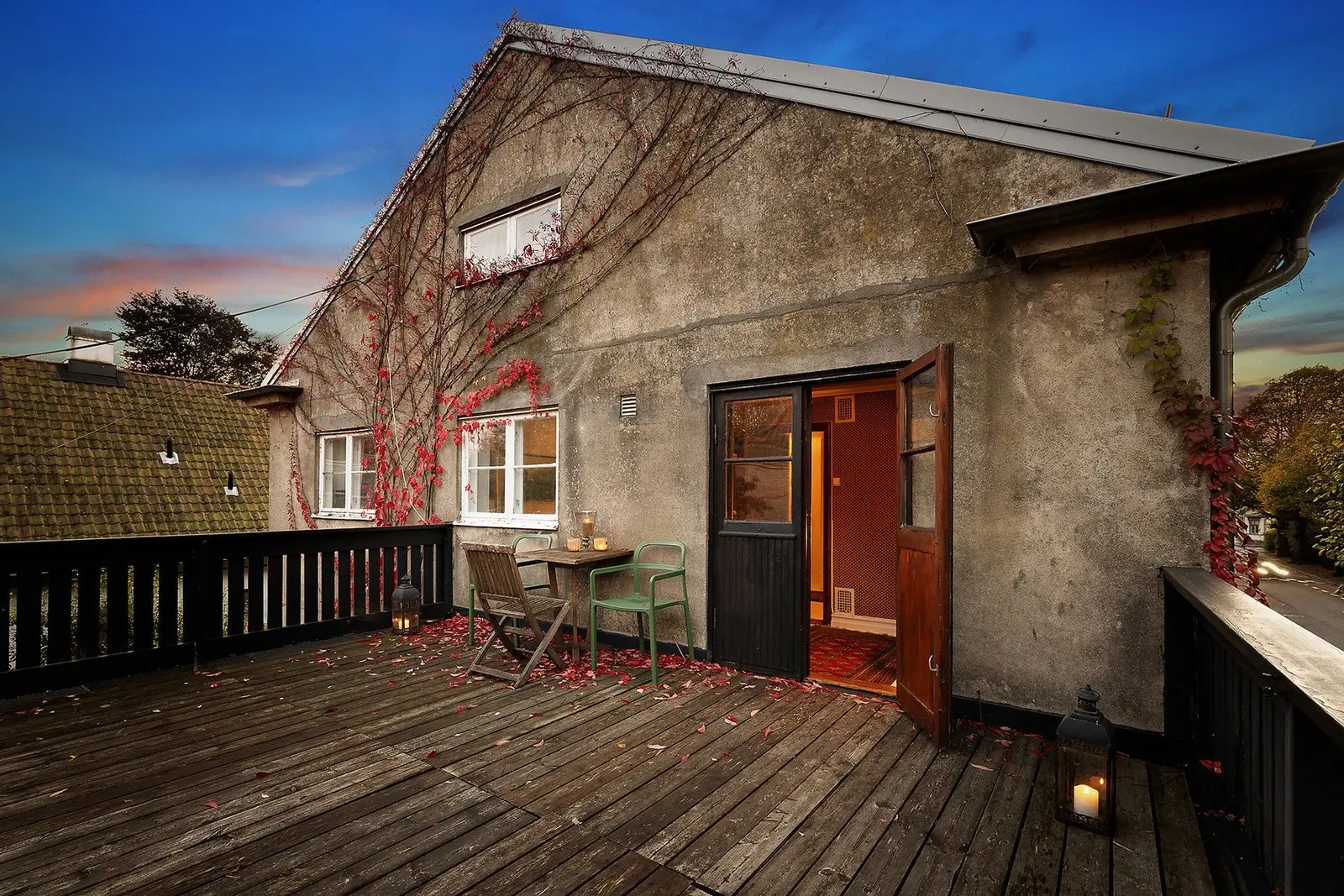 Det er en meget stor terrasse med adkomst fra annen etasje.
