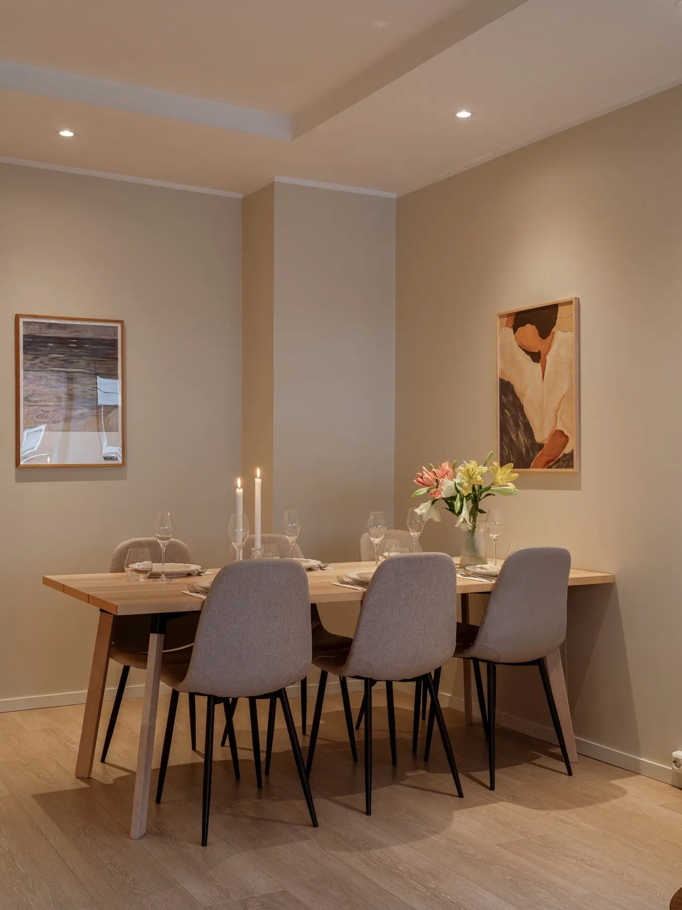 Et romslig spisebord legger til rette for mange hyggelige samlinger med familie og gode venner.