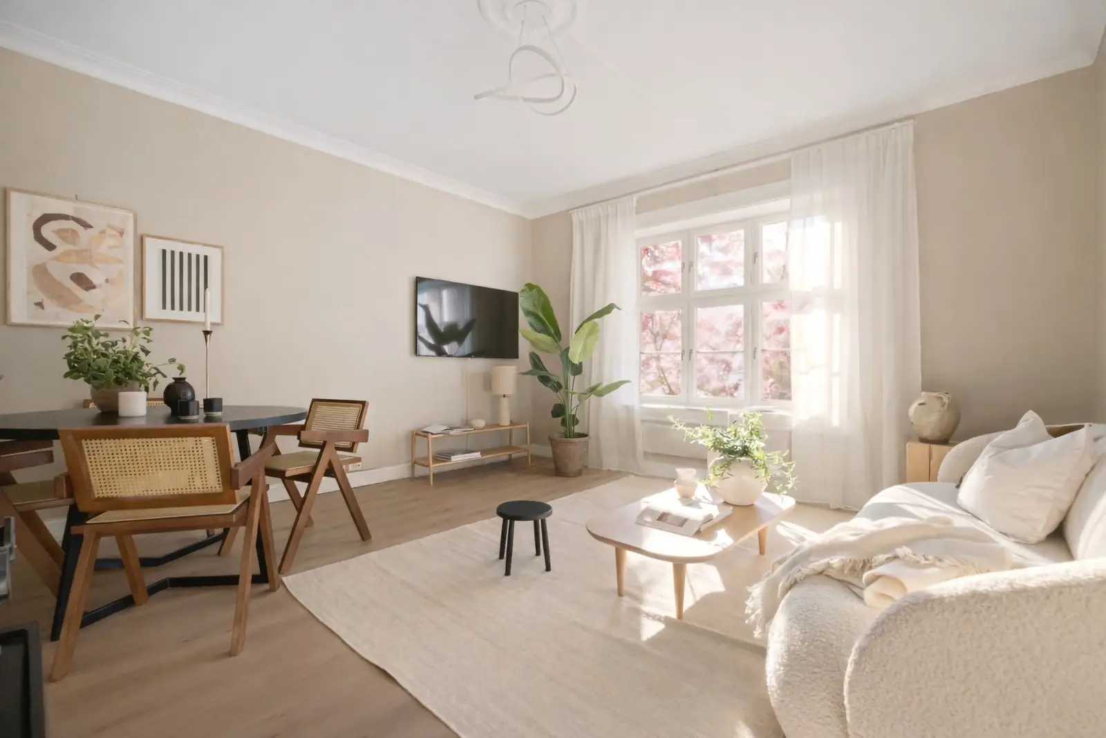 Nydelig utsikt mot stor, frodig bakgård til bruk for beboere.