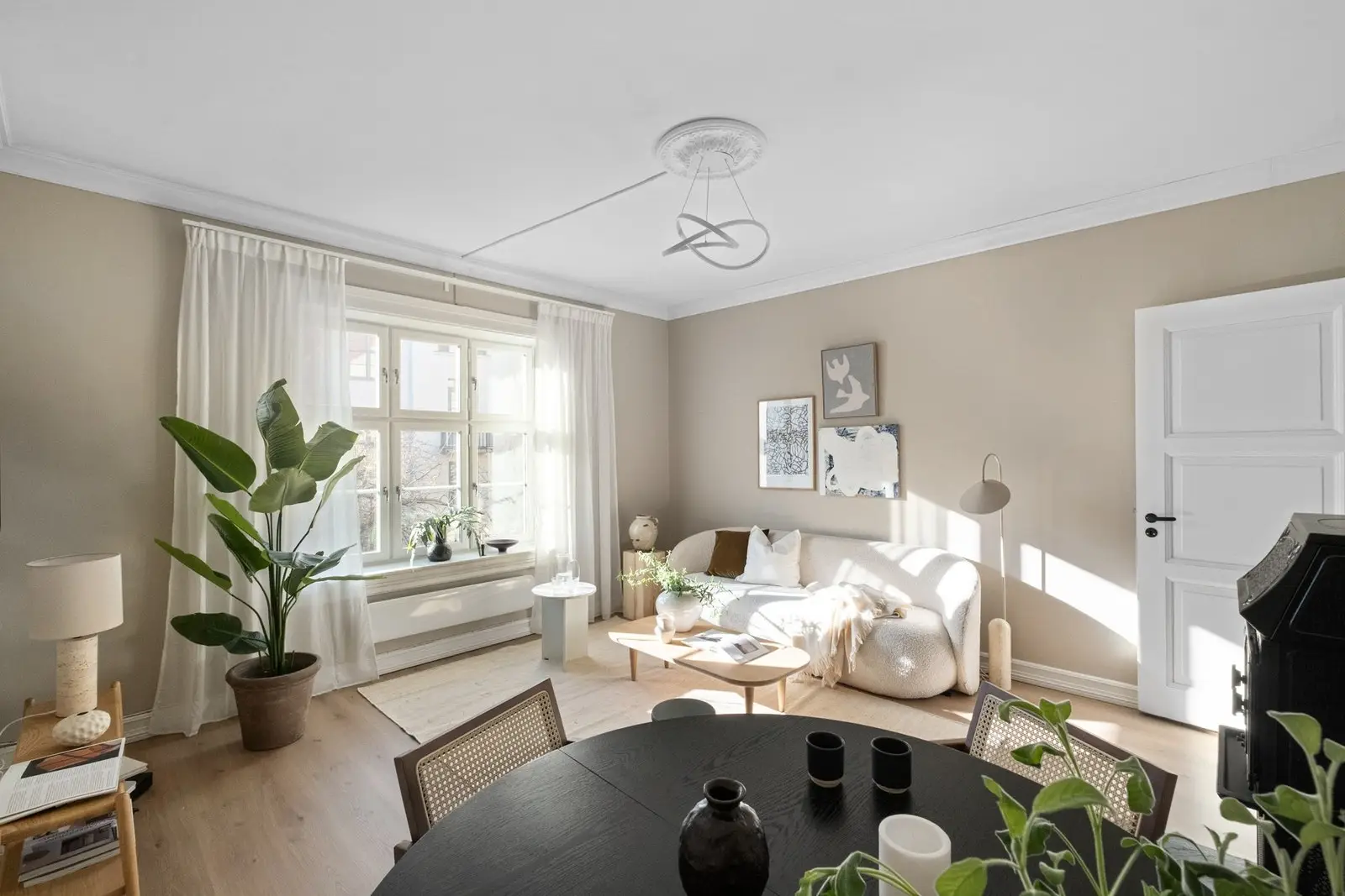 Stor og luftog stue med god plass til sofaseksjon og spisegruppe.